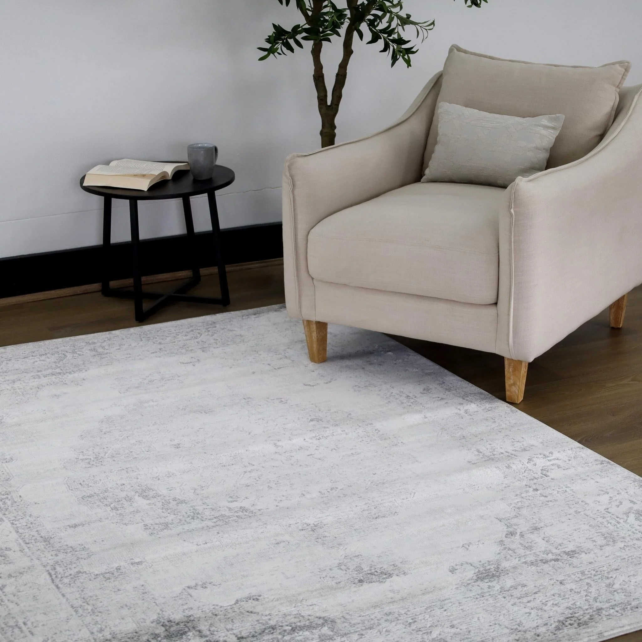 Taipei White and Grey Traditional Distressed Rug - Image 3
